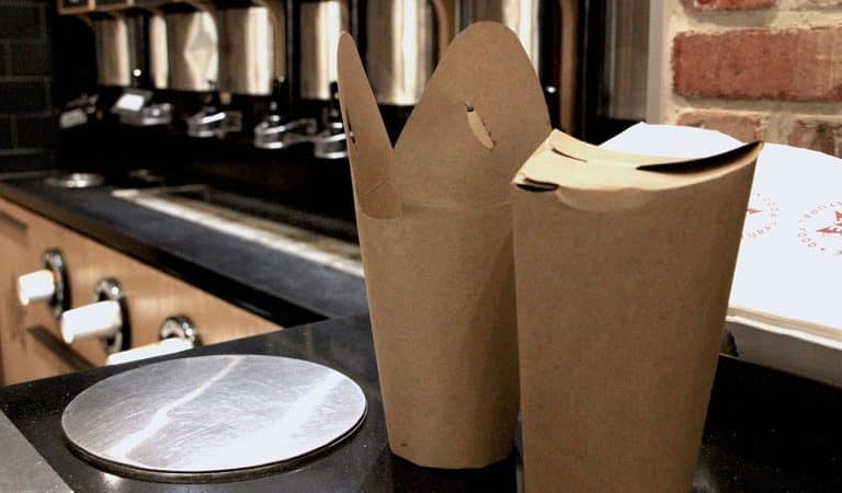 Une tasse à emporter qui élimine le besoin de couvercles en plastique