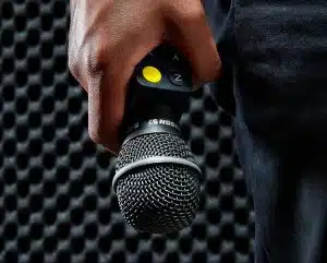 Un dispositif sans fil permet aux chanteurs de manipuler les voix avec de simples gestes