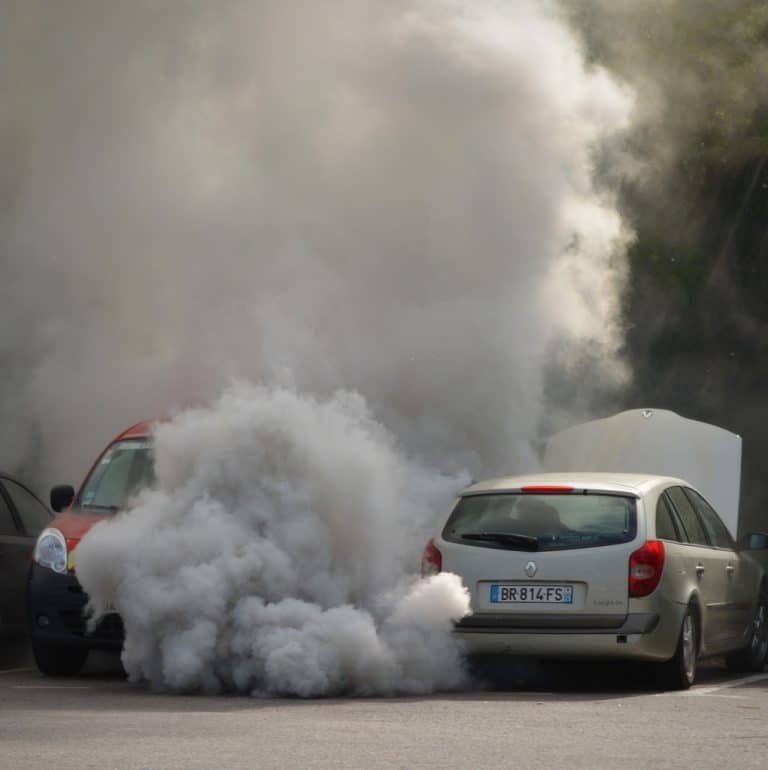 Le CO2 qui s’échappe des voitures est utilisé comme encre sur des panneaux d’affichage