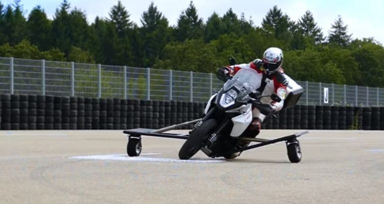 Bosch invente une moto anti-glissade