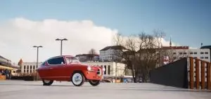 Un voiture vintage à trois roues entièrement électrique