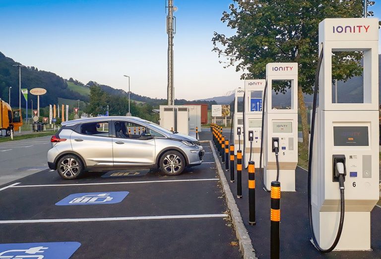 Des bornes de recharge pour les véhicules électriques sur les autoroutes