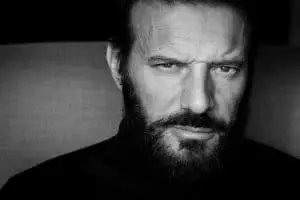 Samuel Le Bihan invente une machine qui transforme le plastique en diesel