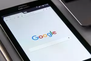 Google commencera à attribuer les paroles de chanson figurant dans ses résultats de recherche aux fournisseurs tiers