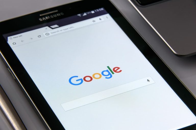 Google commencera à attribuer les paroles de chanson figurant dans ses résultats de recherche aux fournisseurs tiers