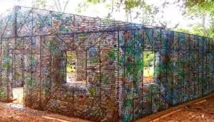Cet homme construit des maisons avec des bouteilles en plastique