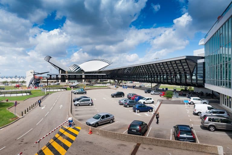 Comment économiser sur les frais de déplacement via l’aéroport de Lyon ?