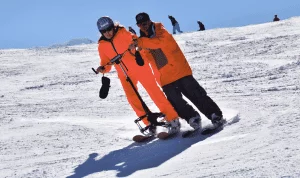 Une trottinette des neiges pour permettre aux personnes handicapées de skier