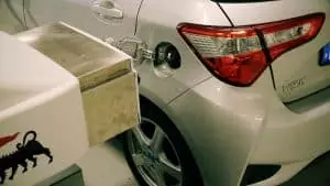 Fuelmatics : un bras robotisé qui fait le plein de carburant sans intervention de l’Homme