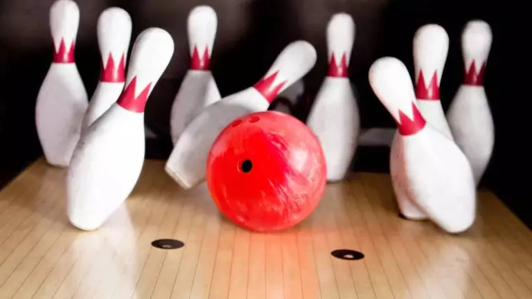 Cette boule de bowling ne rate jamais sa cible
