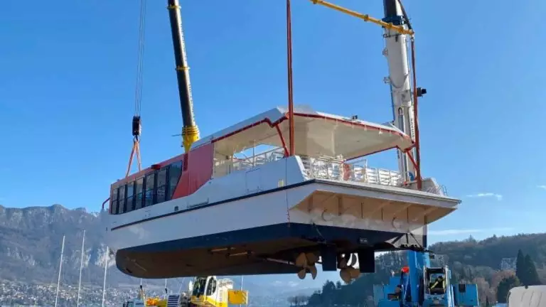 Un bateau hybride pour diminuer les embouteillages à Annecy