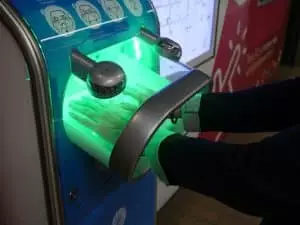 A Lyon, EverCleanHand la machine de désinfection des mains aide à lutter contre le COVID-19