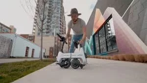 Xiaomi lance un scooter pliable qui tient dans un sac à dos