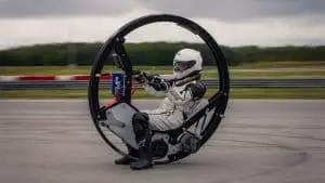 Cette moto monoroue bat des records de vitesse