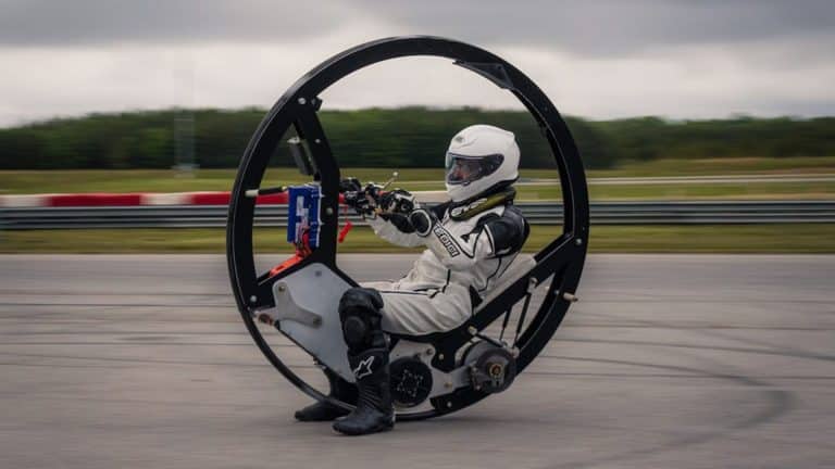 Cette moto monoroue bat des records de vitesse
