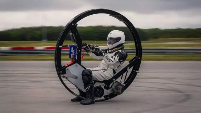 Cette moto monoroue bat des records de vitesse Cette moto monoroue bat des records de vitesse