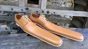 Il fabrique des chaussures anti-COVID pour faire respecter la distanciation sociale