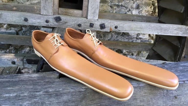 Il fabrique des chaussures anti-COVID pour faire respecter la distanciation sociale