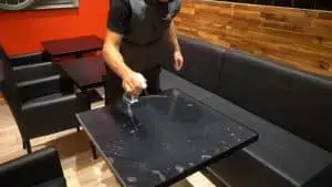 Un film transparent pour protéger les surfaces du Covid-19 Un film transparent pour protéger les surfaces du Covid-19
