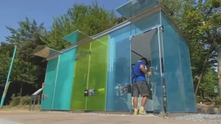 Des toilettes publiques avec des murs transparents… Des toilettes publiques avec des murs transparents...