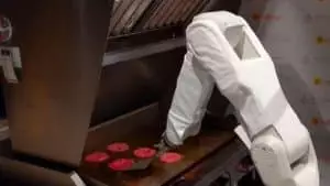 Flippy, le robot qui remplace les cuisiniers ! Flippy, le robot qui remplace les cuisiniers