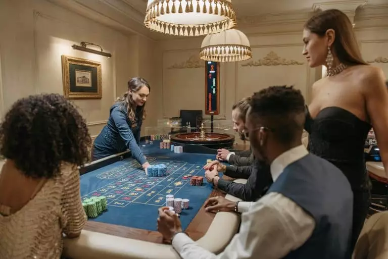 Comment devenir croupier : ce métier en vogue dans les casinos