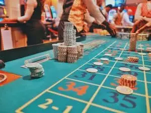 Casino réel VS casino en ligne : comment bien choisir ? a casino table with a lot of chips on it
