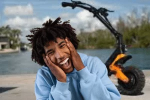 Voici la trottinette électrique tout terrain qui se transforme en scooter en un clin d'œil