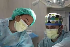 La MNH, Relyens et la MGEN s’allient pour l’assurance santé des hospitaliers Surgeons performing surgery