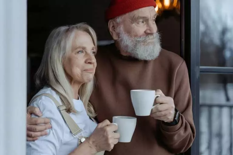 Retraités : quelles surprises vous attendent avec l’augmentation des pensions en 2024 et 2025 ? Man and Woman Holding White Ceramic Mugs