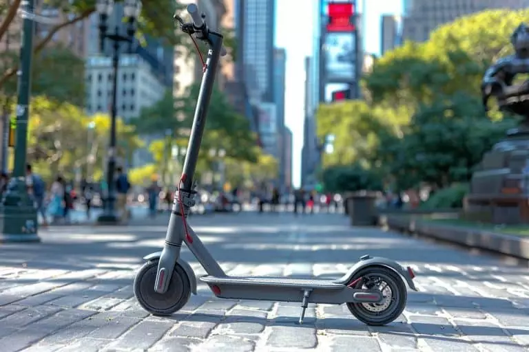 Découvrez la nouvelle révolution : la trottinette électrique miniature qui tient dans un sac à dos