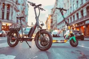 Découvrez les secrets des équipements obligatoires et interdits pour vélos et trottinettes électriques