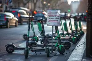 Trottinettes électriques bannies à Paris : quel impact sur la vie quotidienne et la sécurité routière