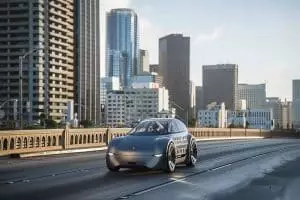 Google mise 5 milliards de dollars sur la conduite autonome : vers la fin des permis de conduire ?