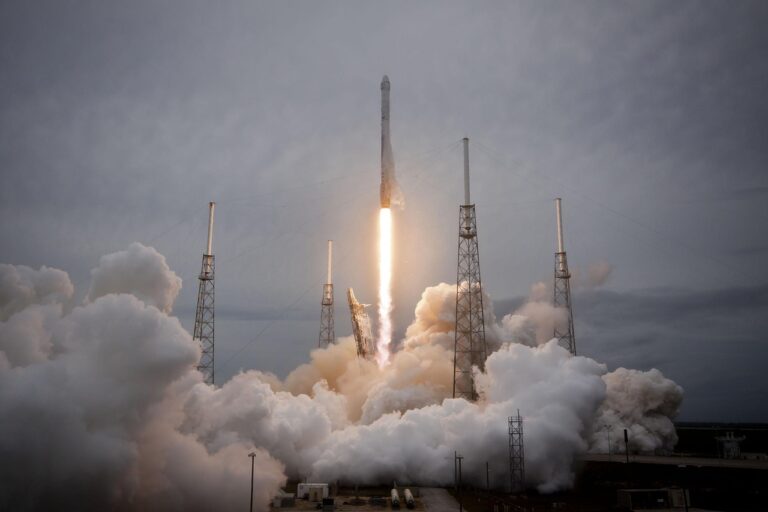 SpaceX bouleverse l&rsquo;exploration spatiale : une mission habitée en orbite polaire qui change tout