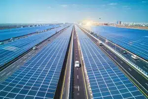 Vous ne croirez jamais ce que recouvrir les autoroutes de panneaux solaires pourrait changer