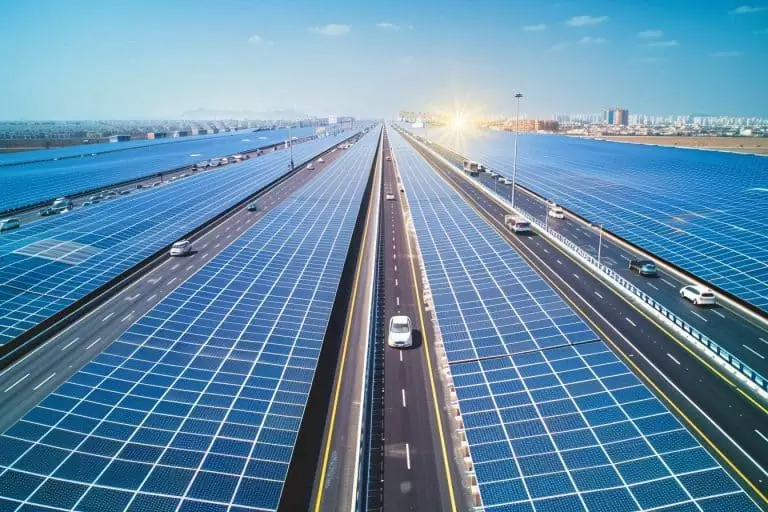 Vous ne croirez jamais ce que recouvrir les autoroutes de panneaux solaires pourrait changer
