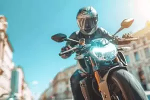 Interdiction de l'inter-files à moto : ce que cela signifie vraiment pour vous dès août 2024