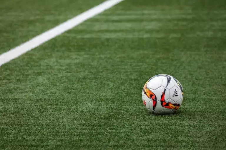 Comment l’IA redéfinit l’avenir des sites de paris sur le football White Adidas Soccer Ball on Grass
