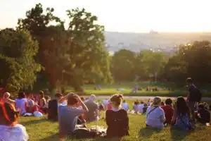 Les Loisirs au Quotidien : Un Remède Pour la Santé Group of People Enjoying Music Concert