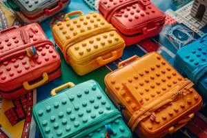 Ces valises et sacs à dos LEGO révolutionnent vos voyages avec un style audacieux et coloré