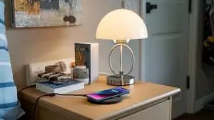 Cette habitude avec votre téléphone vous coûte plus cher que prévu : découvrez le vrai prix ! charger son smartphone tous les soirs