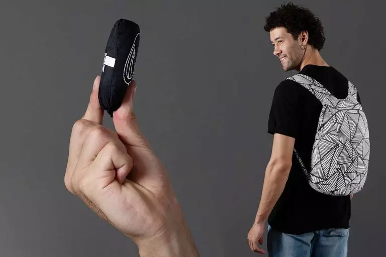 Un sac à dos ultra-compact de 80g qui tient dans la paume de la main : l’invention qui va révolutionner vos déplacements