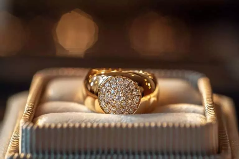M&M’s crée une bague sertie de diamants et beurre de cacahuète pour réconforter les grands perdants Offrez-vous une bague en or sertie de diamants en beurre de cacahuète pour le Super Bowl