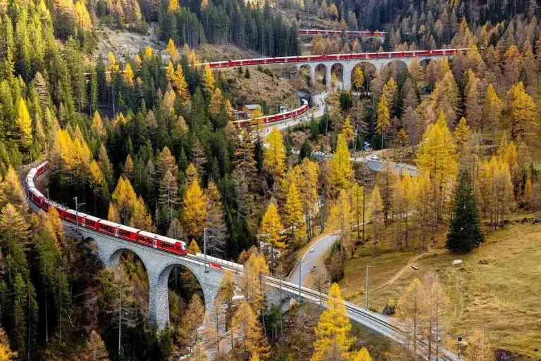 Le train le plus long du monde bat tous les records en Suisse : une prouesse ferroviaire sans précédent