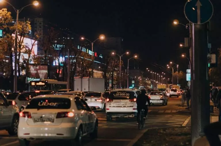 Uber et Bolt lancent ce service réservé aux femmes à Paris : une initiative qui change la donne Busy nighttime scene of urban life and traffic in Krasnodar, Russia city center.
