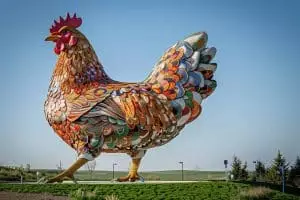 Découvrez cet hôtel unique au monde : une aventure grandiose dans un poulet géant des Philippines !
