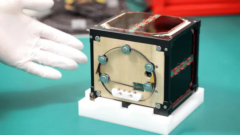 Le premier satellite en bois au monde conçu avec le même matériau que les fourreaux de sabres samouraïs