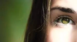 5 innovations surprenantes sur le marché de l’optique A detailed close-up of a woman's eye with green iris, capturing beauty detail.