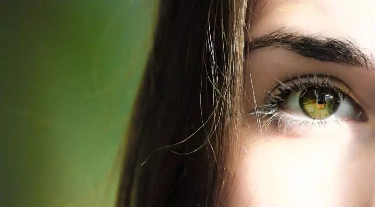 5 innovations surprenantes sur le marché de l’optique A detailed close-up of a woman's eye with green iris, capturing beauty detail.